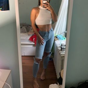 bullhead light wash ripped knee jeans